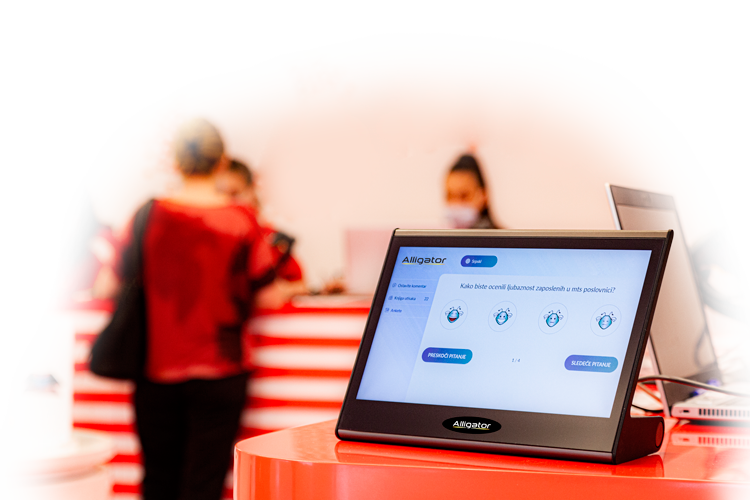 Alligator device with backdrop